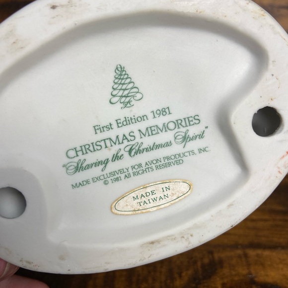 Avon First Edition 1981 Christmas Memories Sharing the Christmas Spirit Figurine - Picture 9 of 10